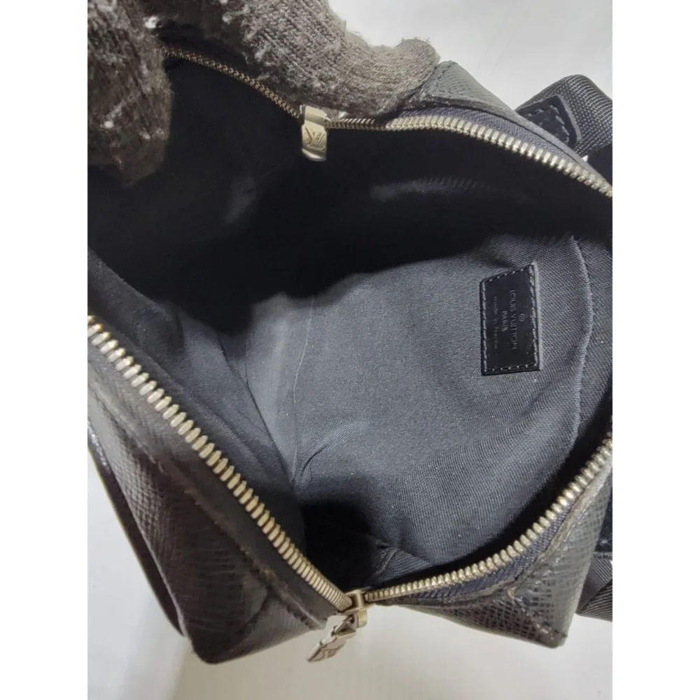 Authentic Louis Vuitton Taiga Leather Sayan Messenger Bag - Picture 15 of 15